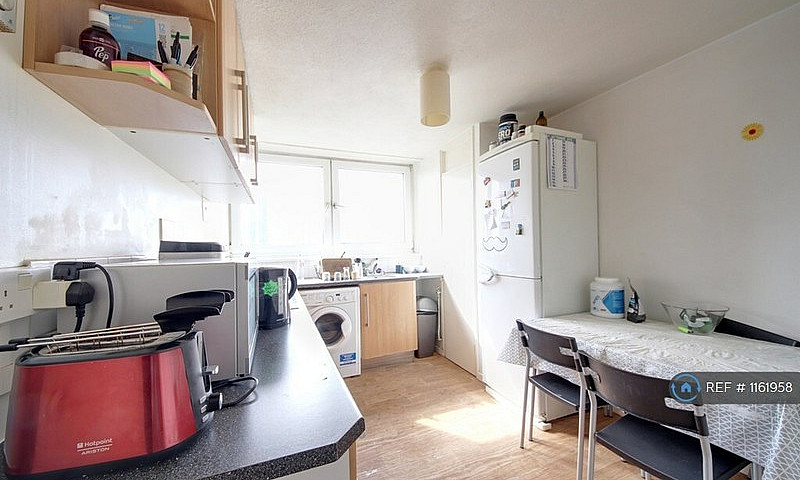 3 Bedroom Flat In De...