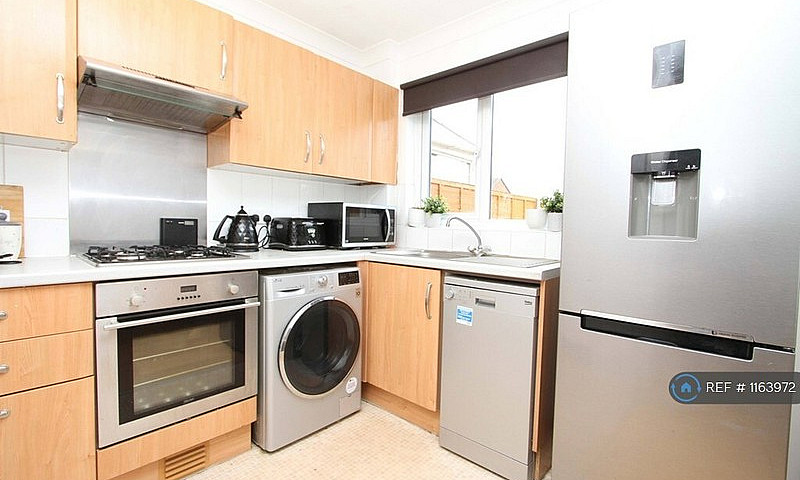 2 Bedroom House In A...