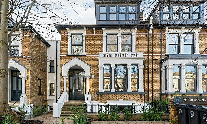 2 Bedroom Flat In Qu...