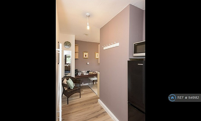 2 Bedroom Flat In Sc...
