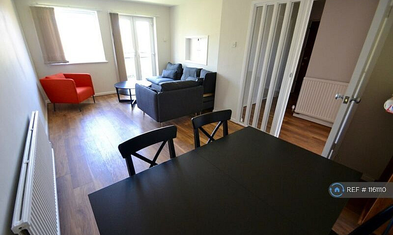 2 Bedroom Flat In Cr...