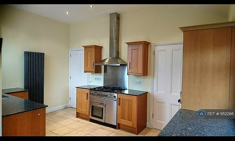 4 Bedroom Flat In Qu...