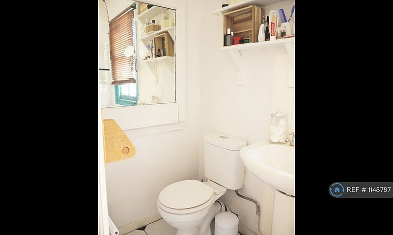 1 Bedroom Flat In Lo...