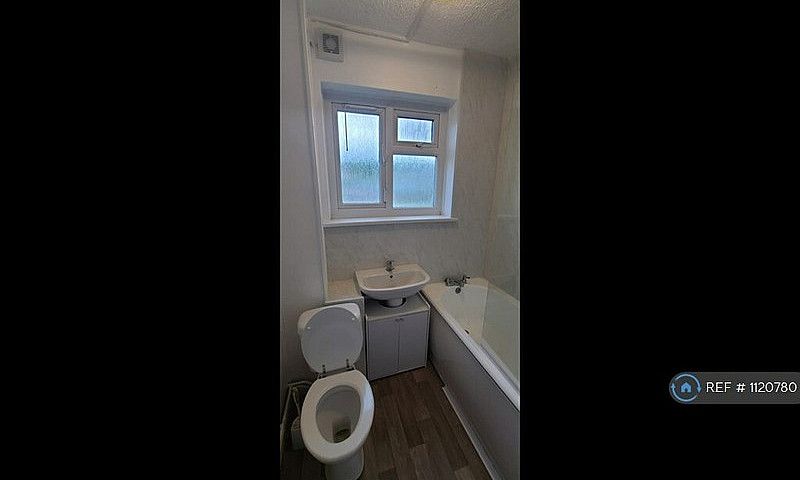 2 Bedroom Flat In Ne...