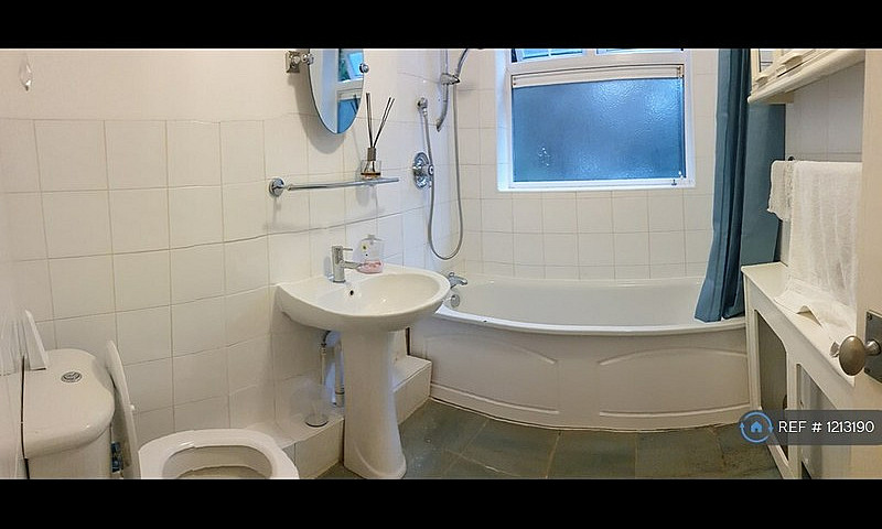 2 Bedroom Flat In St...