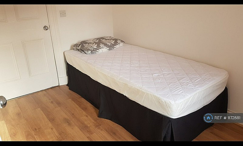 1 Bedroom Flat In Lo...