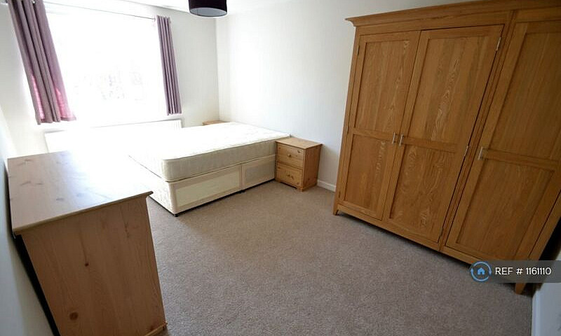 2 Bedroom Flat In Cr...