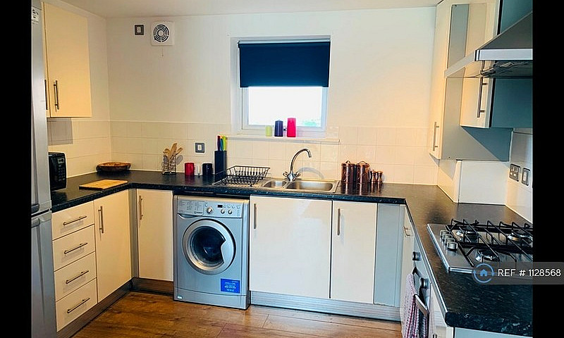 2 Bedroom Flat In Sa...