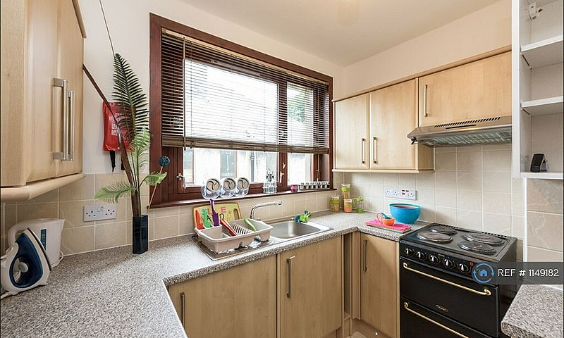 2 Bedroom Flat In Sc...