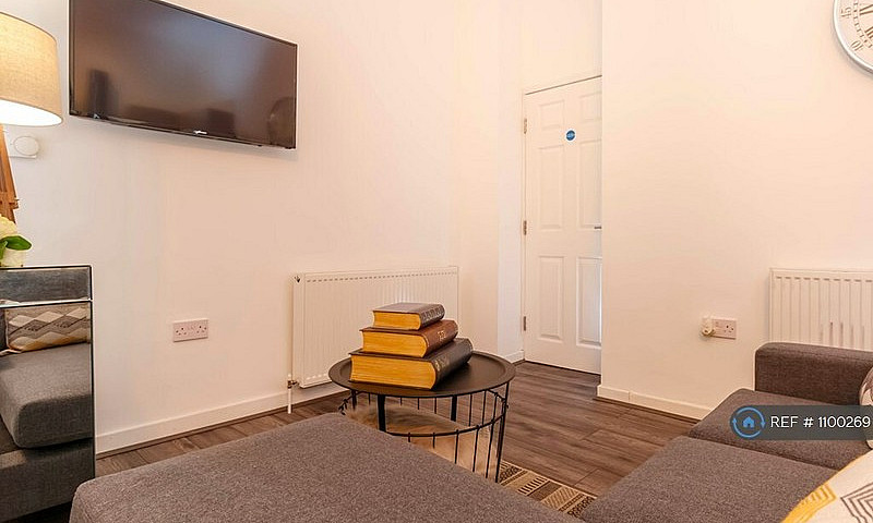 3 Bedroom Flat In Hu...