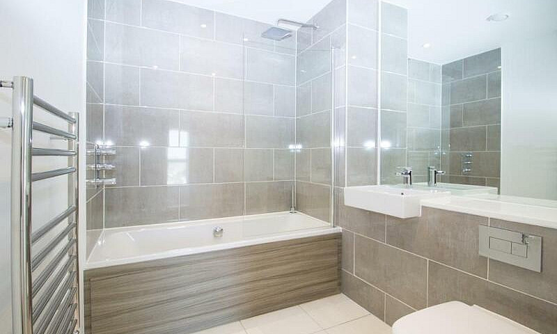 2 Bedroom Flat In Sa...