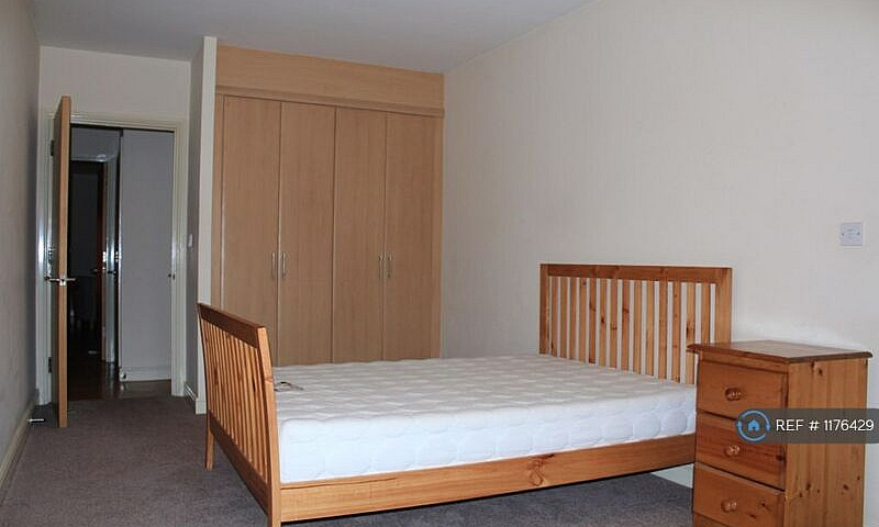 2 Bedroom Flat In Wo...