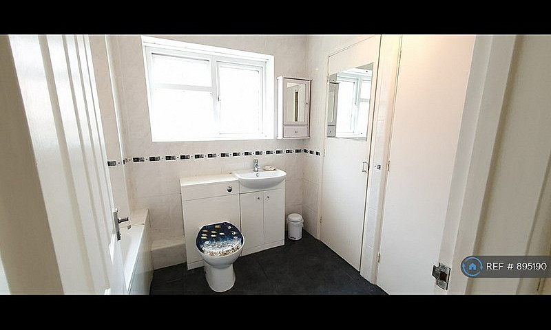 2 Bedroom Flat In Wh...