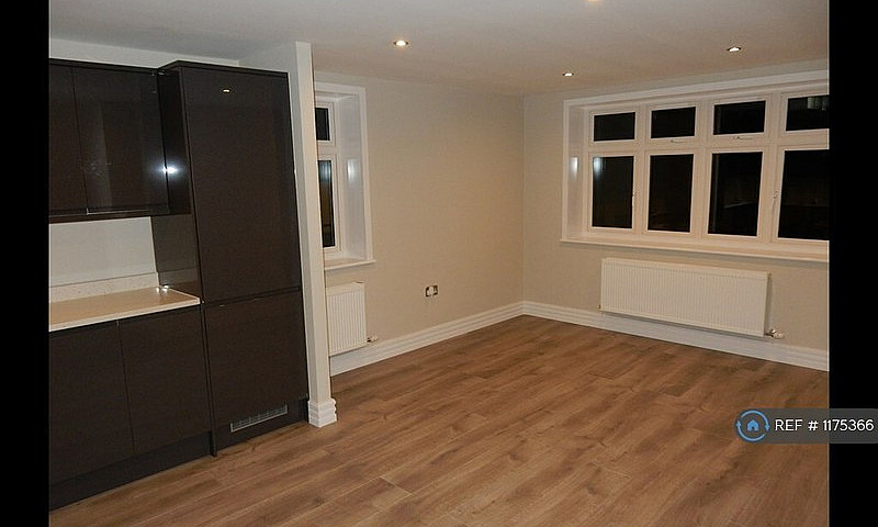 2 Bedroom Flat In Fi...