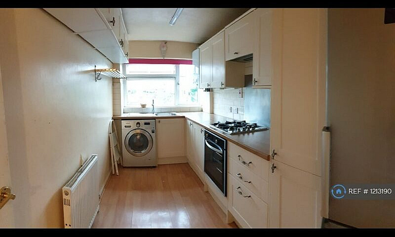 2 Bedroom Flat In St...