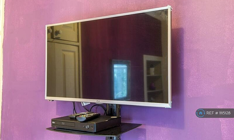 2 Bedroom Flat In Dr...