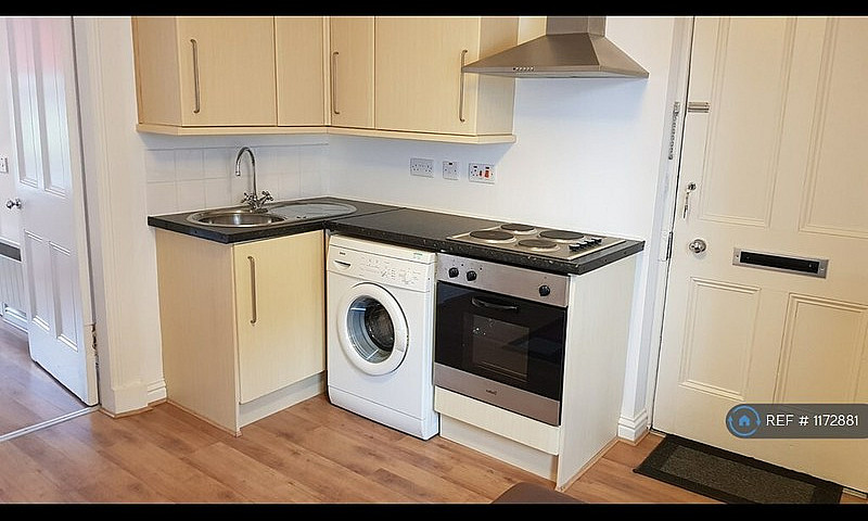 1 Bedroom Flat In Lo...