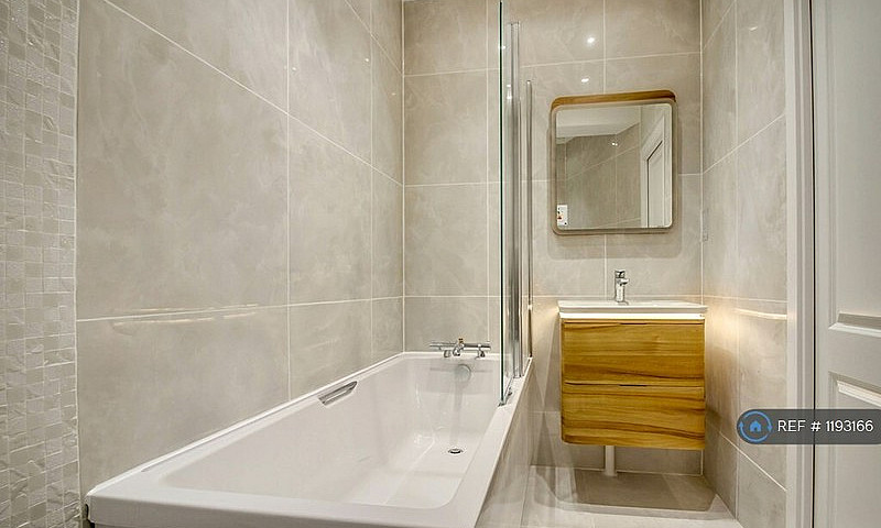 2 Bedroom Flat In Le...