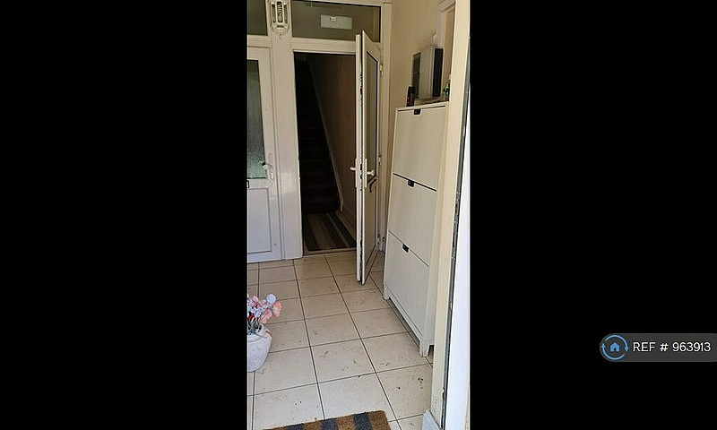 3 Bedroom Flat In Fe...