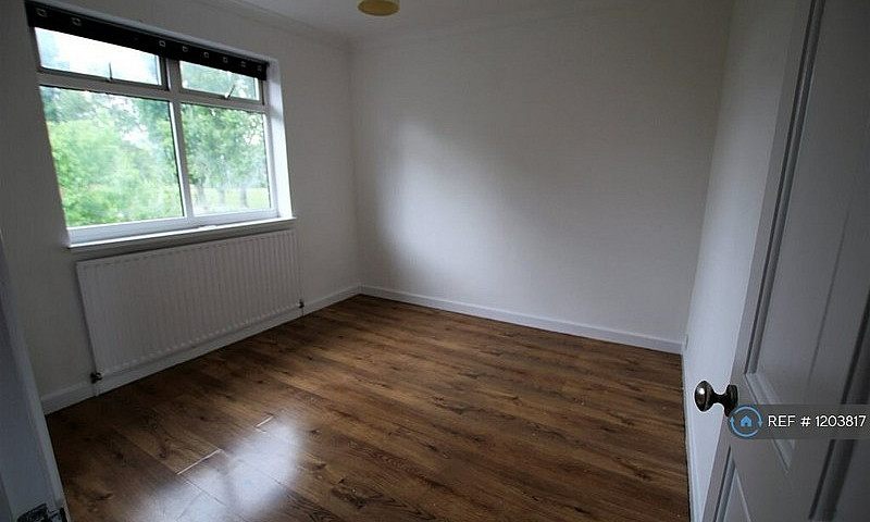 3 Bedroom House In O...