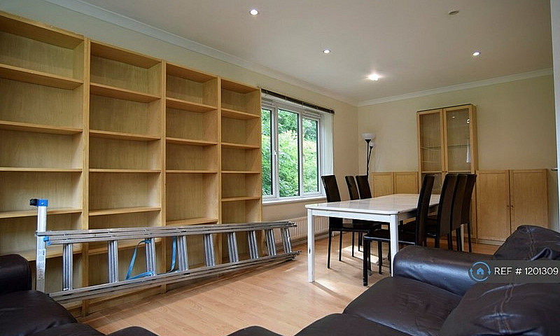 3 Bedroom Flat In Wo...