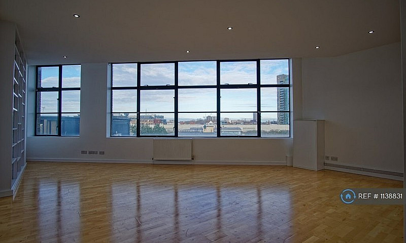 2 Bedroom Flat In Ex...