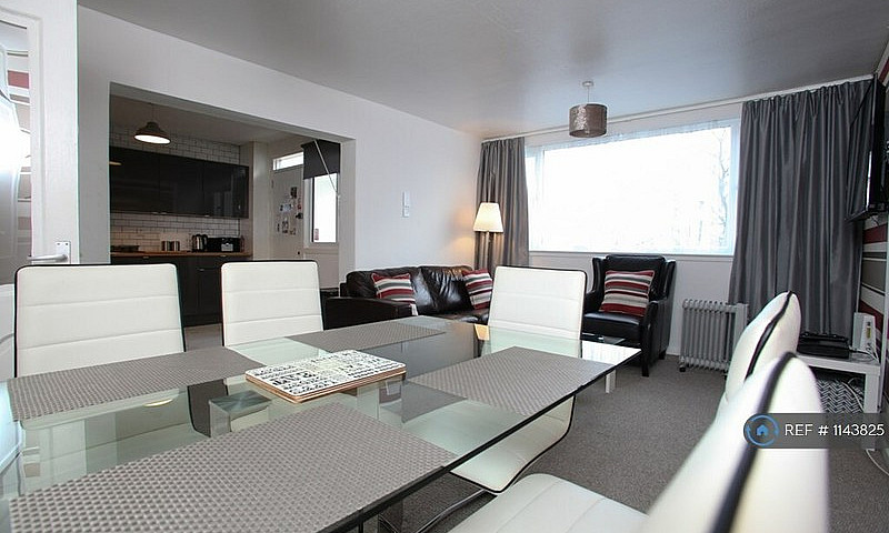 3 Bedroom Flat In Pe...