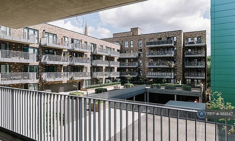 2 Bedroom Flat In Cr...