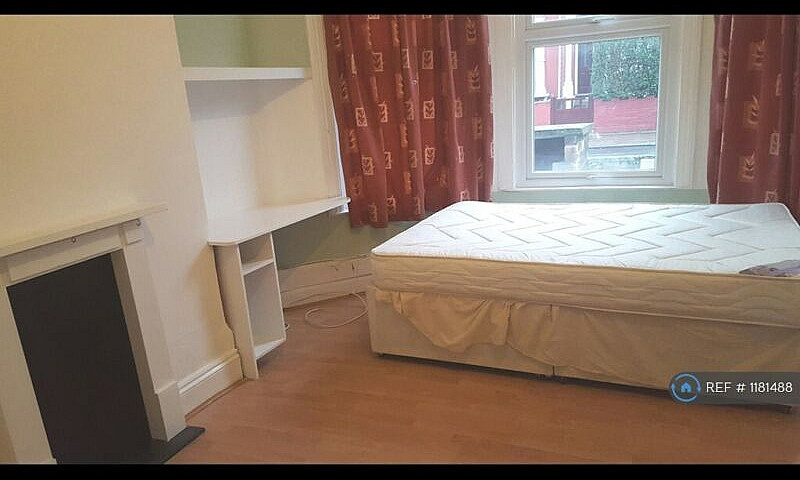 2 Bedroom Flat In Tu...