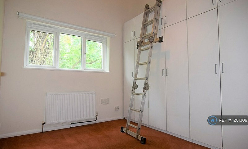 3 Bedroom Flat In Wo...