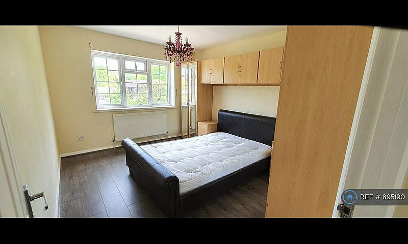 2 Bedroom Flat In Wh...