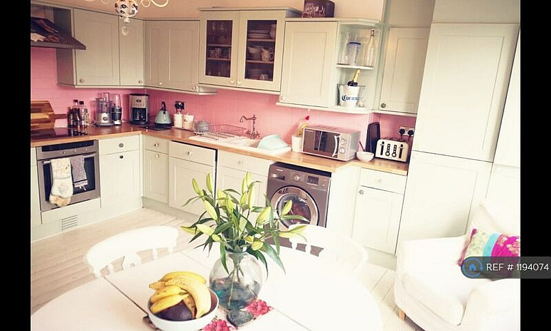 2 Bedroom Flat In Ch...