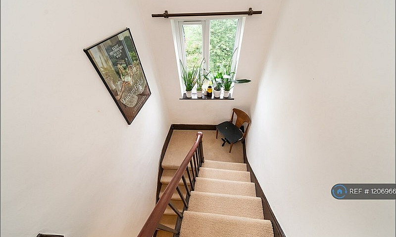 2 Bedroom Flat In Ca...