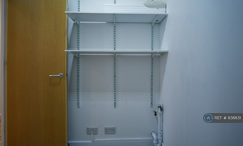 2 Bedroom Flat In Ex...