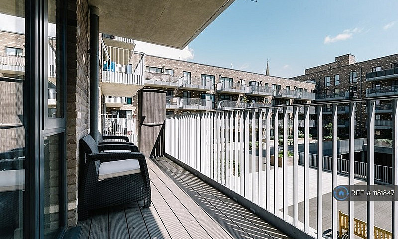 2 Bedroom Flat In Cr...