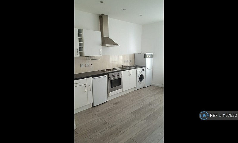 1 Bedroom Flat In Ra...