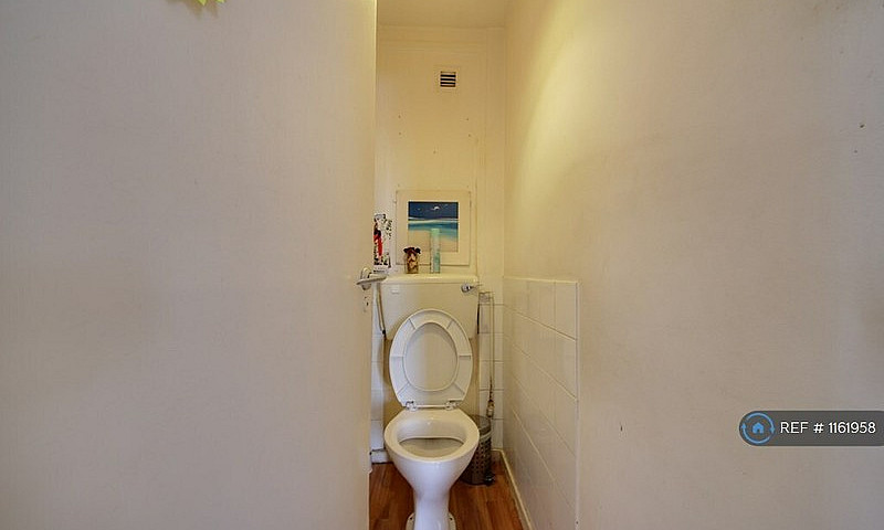 3 Bedroom Flat In De...