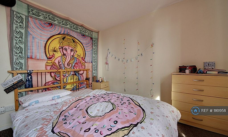 3 Bedroom Flat In De...
