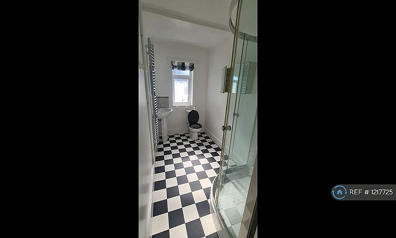 2 Bedroom House In G...