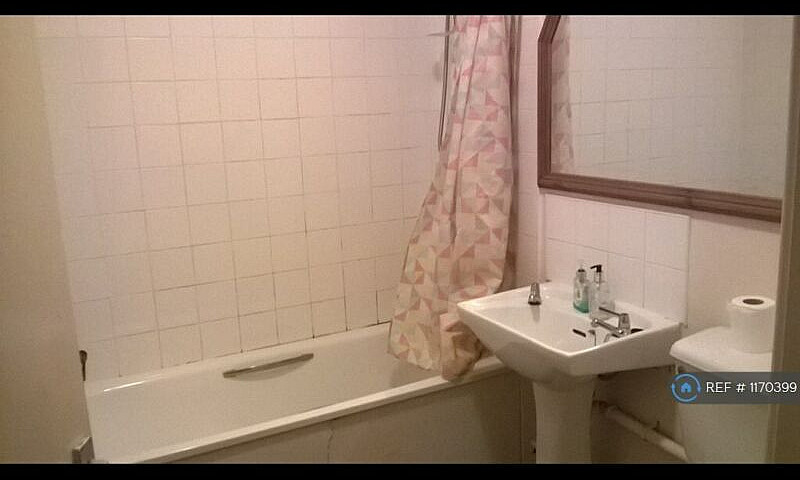 2 Bedroom Flat In Ke...