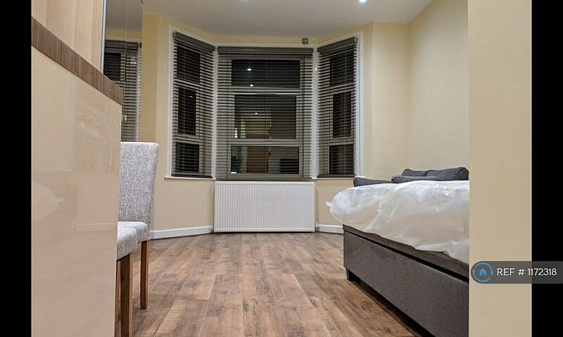 Studio Flat In Deron...