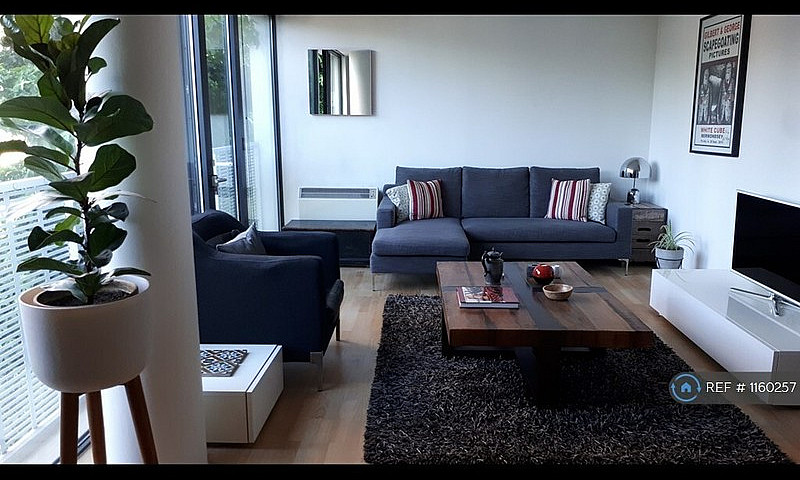 2 Bedroom Flat In He...