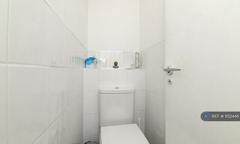 3 Bedroom Flat In Cl...