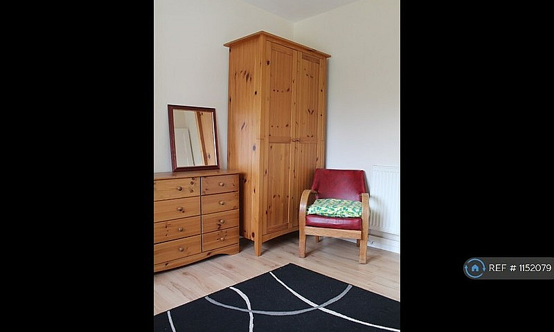 2 Bedroom Flat In He...