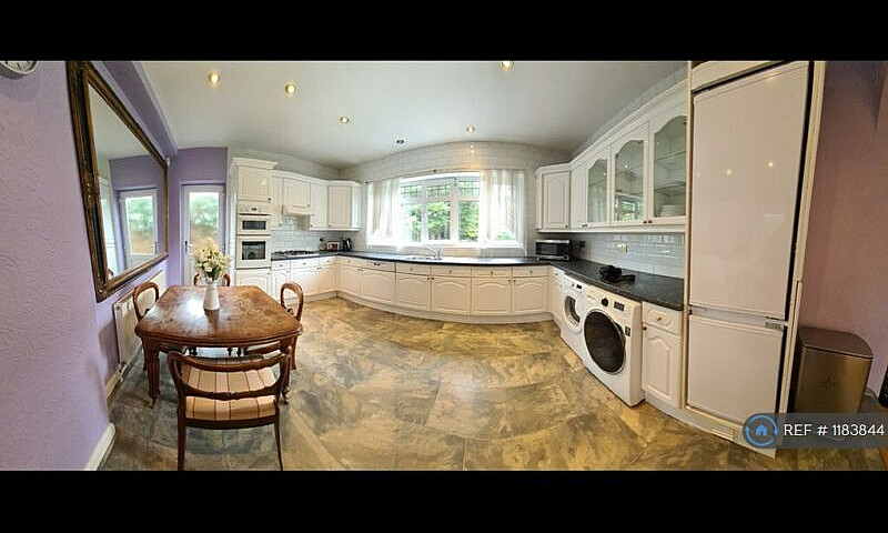 4 Bedroom Flat In Cr...