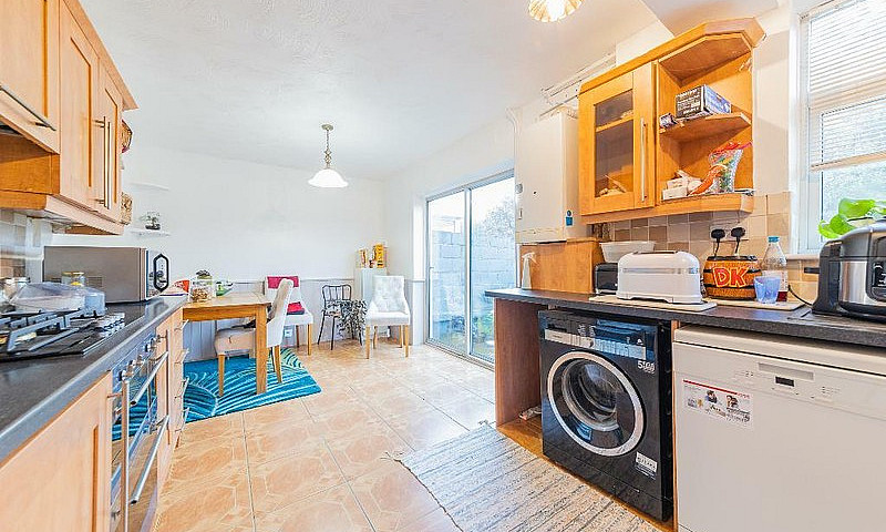 4 Bedroom House In O...