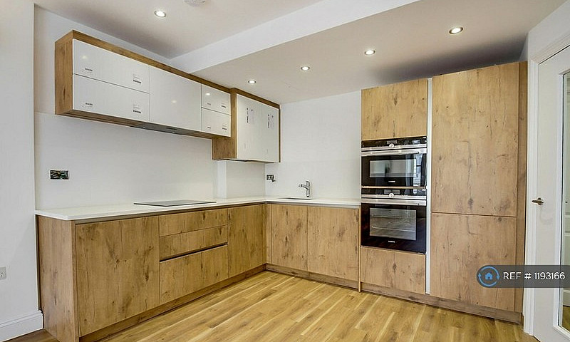2 Bedroom Flat In Le...