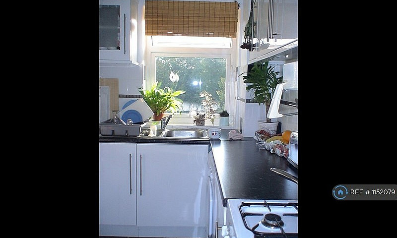 2 Bedroom Flat In He...