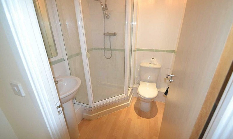 2 Bedroom Flat In Tr...
