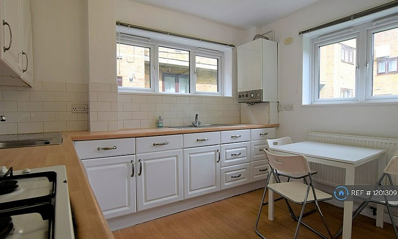 3 Bedroom Flat In Wo...